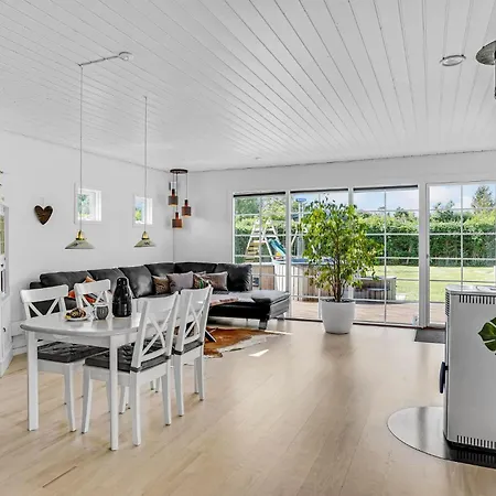 Vakantiehuis In Hyllinge With Wifi